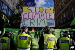 Prin declarațiile lor vagi despre ce fac pentru mediu, companiile își pot îmbunătăți renumele, fără a lua prea multe măsuri reale. Noile reguli UE și precedentele din Marea Britanie ar putea reglementa mai strict aceste afirmații publicitare.