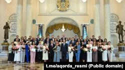 Қазақстан президенті Қасым-Жомарт Тоқаев (ортада) БАҚ саласы қызметкерлерін марапаттау рәсіміне қатысушылармен бірге түскен сурет. Ақорда, 24 маусым, 2025 жыл.