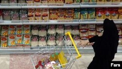 مطالعه خط فقر براساس نياز به کالری نشان می دهد «درصد استفاده از کالری استاندارد در سه سال گذشته روند کاهشی داشته است.»(عکس: فارس)