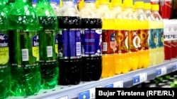 Flamujt e Kosovës të vendosura pranë produkteve vendore.