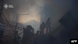 Киевге жасалган ракеталык чабуулдан кийин тутанган өрт. 6-апрель, 2025-жыл. 