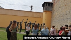 Grup statuar in curtea interioară a Memorialului Sighet