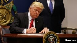 دونالد ترامپ در حال حاضر در سفر آسیایی خود به سر می‌برد؛ فرمان ۱۲۱۷۰ روز ۱۵ آبان تمدید شده‌است