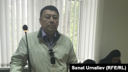 Азаматтық белсенді Исатай Өтепов сотта тұр. Орал, 6 мамыр 2016 жыл.