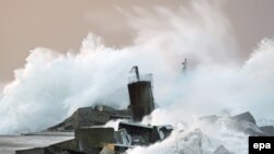 Hullámtörő betonelemek a spanyolországi San Juan de Nieva parton, 2014. január 4-én.