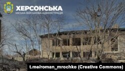 За даними ОВА, близько 10:00 російські війська вкрили артилерійським вогнем Центральний район Херсона, під ударом опинився один з медзакладів міста