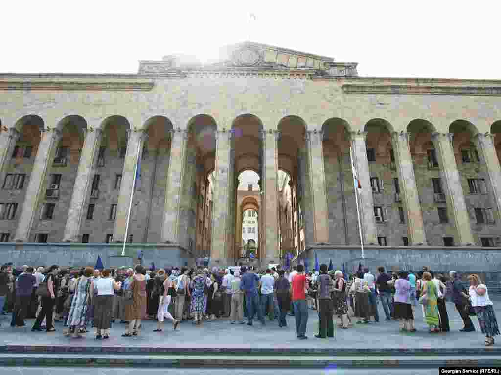 აქცია პარლამენტის წინ რამდენიმე საათს გაგრძელდა. - ტყიბულის მაღაროში 27 აგვისტოს მომხდარი აფეთქების შედეგად დაღუპულთა რაოდენობა ოთხამდე გაიზარდა. ხუთშაბათს თბილისში, პარლამენტის შენობასთან, დაღუპულთა ხსოვნას მდუმარე აქციით მიაგეს პატივი საქართველოს პროფკავშირების წარმომადგენლებმა. მათ გააპროტესტეს კანონმდებლობა, რომელიც, მათივე შეფასებით, არ იცავს დასაქმებულთა უფლებებსა და უსაფრთხოებას.