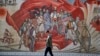 Një person kalon pranë një murali me motive kombëtare shqiptare në Shkup të Maqedonisë së Veriut. Fotografi nga arkivi. 