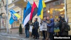 Акція протесту біля посольства Росії в Естонії проти агресії режиму Путіна щодо України. Таллінн, 8 березня 2018 року