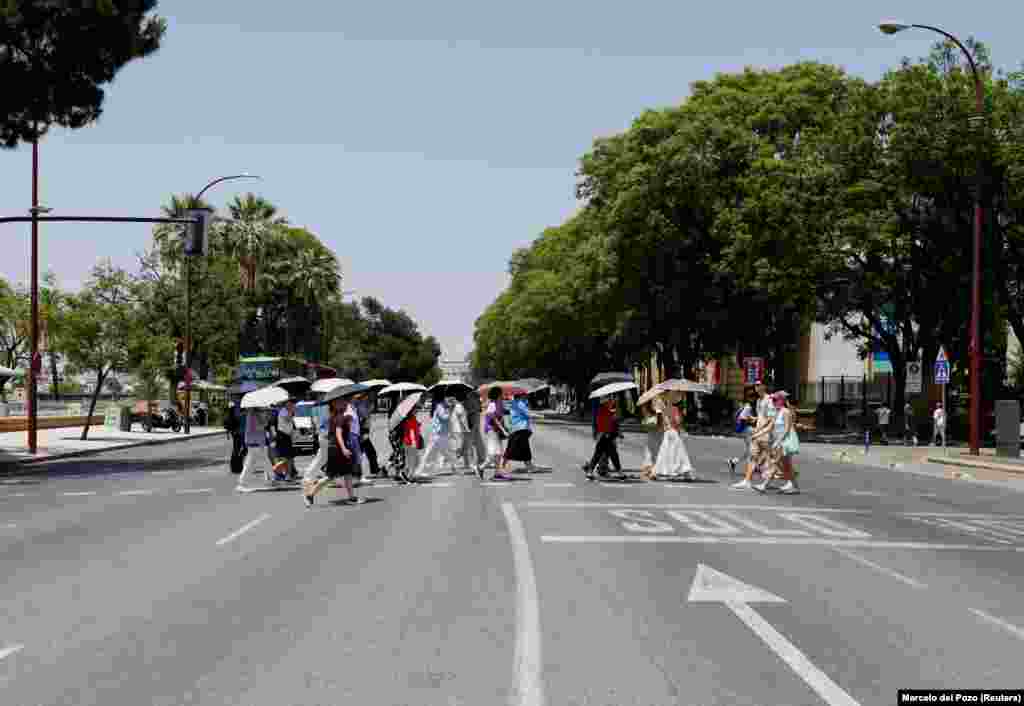 Туристи со чадори во Севиља, 29 јуни.