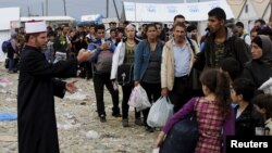 Молитва за Курбан Бајрам во кампот во Гевгелија.