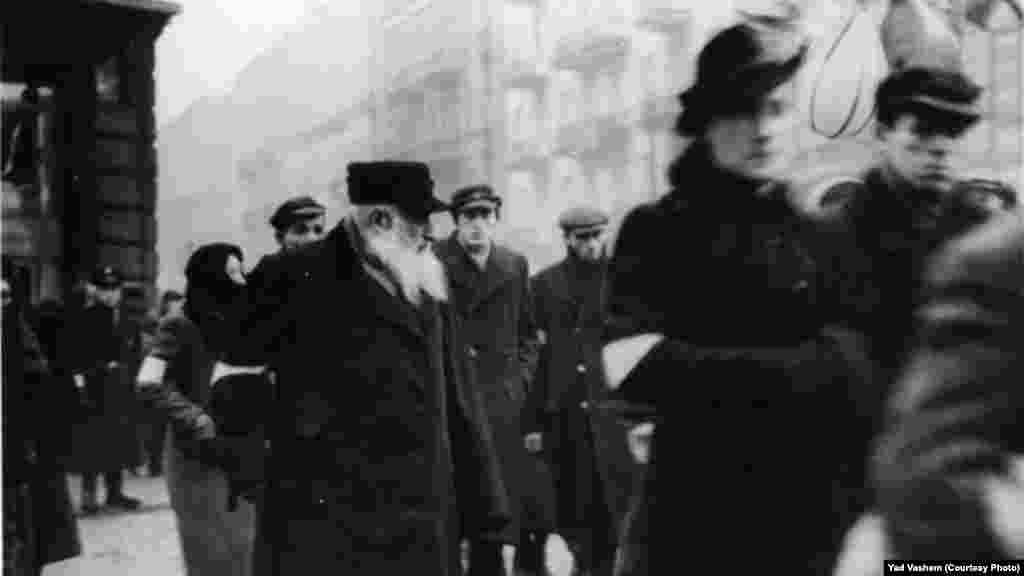 Хиляди евреи умират тук от глад и болести. Тази и десетки други снимки от Варшавското гето от 1941 и 1942 г. са направени от Джо Хайдекер - журналист, служил като обикновен войник във Вермахта. Снимка: Дж. Дж. Хайдекер &nbsp;