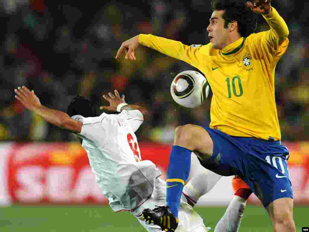 ბრაზილია - ჩილე 3:0. ჩილელი ვიდალი (მარცხნივ) უკვე ვეღარ შეაკავებს ბრაზილიელთა მე-10 ნომერს - კაკას. - მსოფლიო საფეხბურთო ჩემპიონატების ისტორიაში პირველად მეოთხედფინალში მეტი სამხრეთამერიკული გუნდი აღმოჩნდა, ვიდრე ევროპული. „დიდ რვიანში“ სამხრეთ ამერიკას ოთხი ქვეყანა წარმოადგენს (არგენტინა, ბრაზილია, პარაგვაი და ურუგვაი), ევროპას კი - სამი: გერმანია, ესპანეთი და ჰოლანდია. მასპინძელი კონტინენტი - აფრიკა - განის ნაკრებით არის წარმოდგენილი. მეოთხედფინალური მატჩები 2-3 ივლისს გამართება.