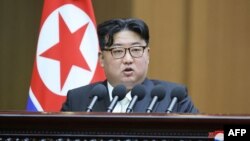Lideri verikorean, Kim Jong Un, duke mbajtur fjalimin parlamentar, më 16 janar.