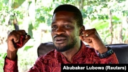 Уганда президенттигине негизги талапкерлердин бири Боби Вайн деген лакап ысым менен таанымал белгилүү ырчы Роберт Киагуланьи.