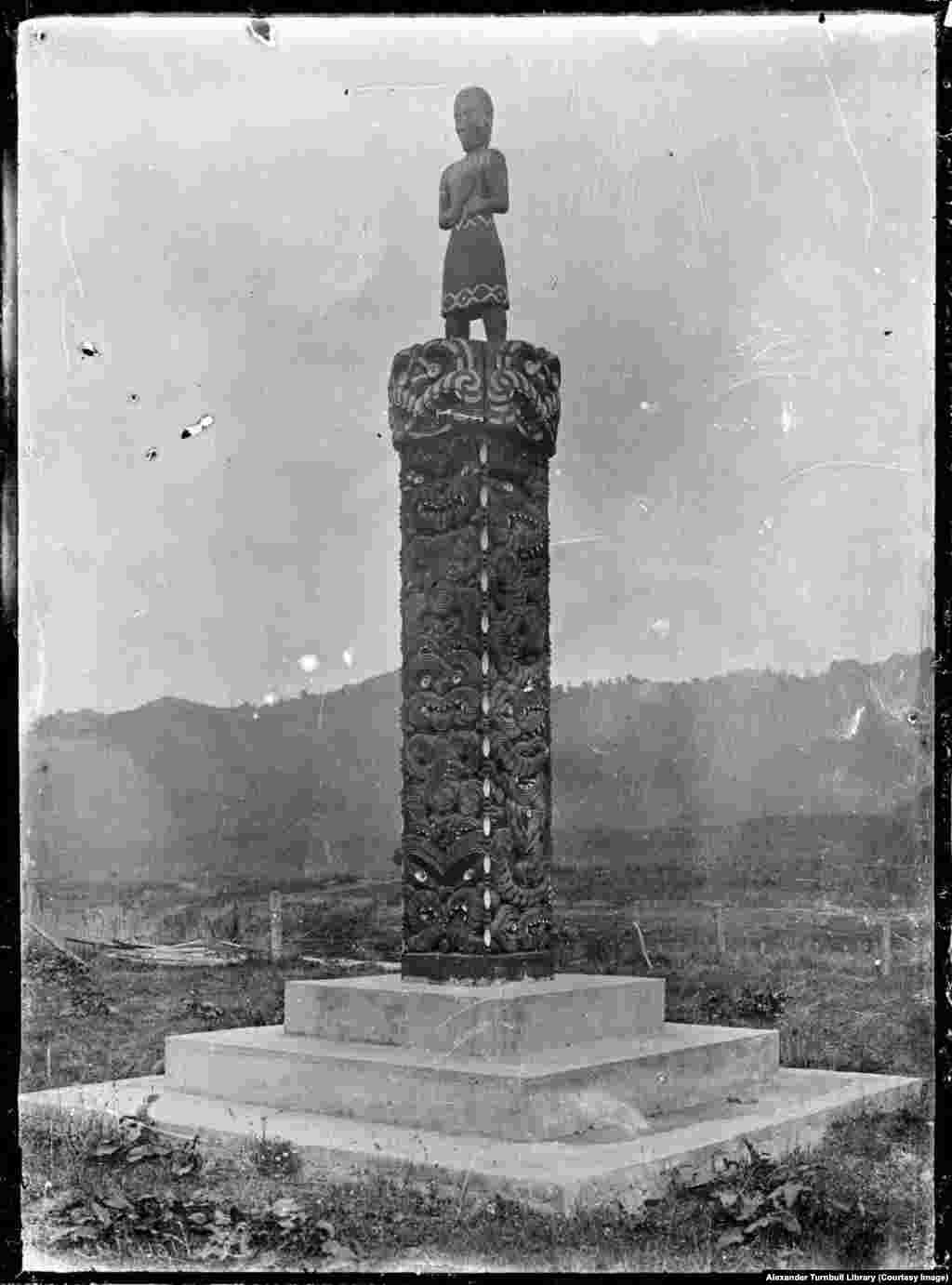 Monument Maori dedicat victimelor virusului în Noua Zeelandă. Din Noua Zeelandă, virusul s-a răspândit în Samoa, unde a ucis 22 de procente din populație în numai două luni. În Iran, se estimează că au murit aproape 2,4 milioane - adică mai mult de 20 % din populație. Și în Brazilia au murit vreo 300 000 de oameni, inclusiv președintele ales al țării.&nbsp; &nbsp;