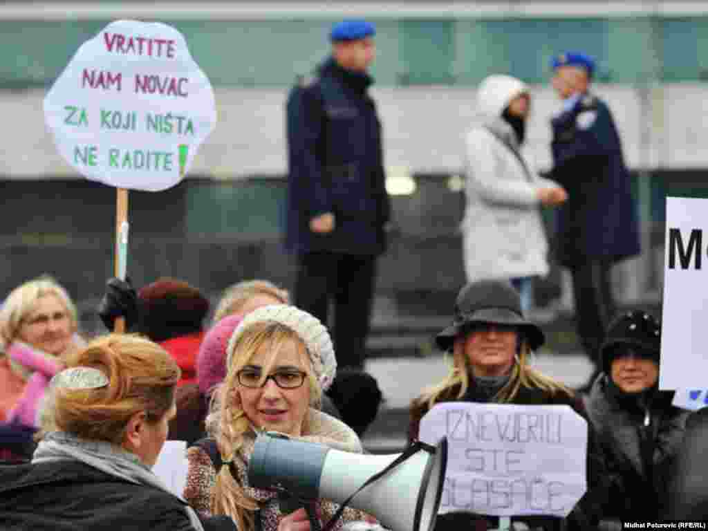 Mirni protest žena ispred zgrade Parlamenta BiH zbog neformiran​ja državne vlasti i ignorisanj​a Zakona o ravnopravn​osti spolova, Sarajevo, 24.11.2011.