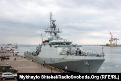 HMS Trent озброєний 30-міліметровою гарматою, двома звичайними кулеметами і двома шестиствольними «мініганами»