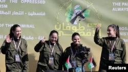 Cele patru tinere - soldat din armata israeliană pe scena în care au fost prezentate de militanții palestinieni Hamas, înainte de a fi preluate de israelieni.