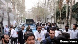  یکی از تجمع‌های مقابل خانه مهدی کروبی