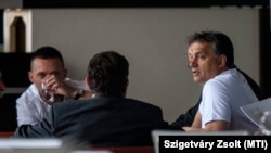 Orbán Viktor a Fidesz frakcióülésén egy sárvári szállodában 2012. szeptember 5-én. Balra Rogán Antal, a Fidesz akkori parlamenti frakcióvezetője