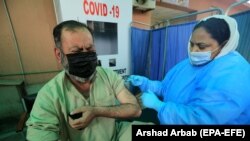 Пкистандык карыя кытайлык "Синофарм" вакцинасы менен эмделүүдө. Пешавар. 2021-жылдын 11-марты.