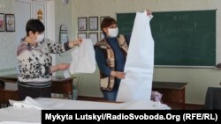 Учителя изучают выкройки костюмов