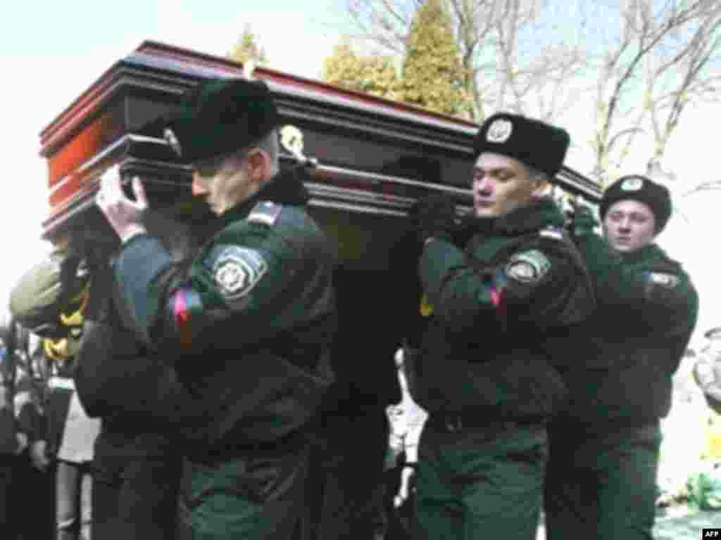 Gjatë përleshjeve me protestuesit vdes një polic i UNMIK-ut... - UKRAINE, LVIV : Policemen carry a coffin of Ukrainian senior lieutenant Igor Kinal during his funeral on March 20, 2008 in the city of Zolochiv in the Lviv region. The Ukrainian member of the UN police force in Kosovo died on March 17, 2008, of injuries sustained during clashes earlier with Kosovo Serb demonstrators in the town of Kosovska-Mitrovica.