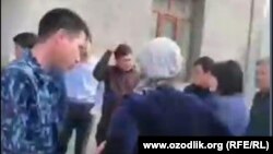 Сотрудники Бюро принудительного исполнения изымают у Джасура Гуломназарова его 6-месячного ребенка, чтобы передать его матери. Скриншот с видеозаписи. 