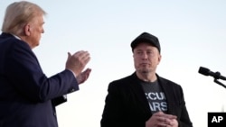 Ілон Маск піддав критиці наявну політичну систему США, заявивши, що «країна фактично живе в умовах однопартійної системи, а не демократії, через марнотратство та корупцію»