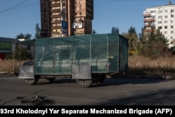 Тормен қоршалған көлік. Майдан шебіндегі Константиновка қаласы. 22 қыркүйек.