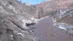 В реку Майлуу-Суу попадает нефть