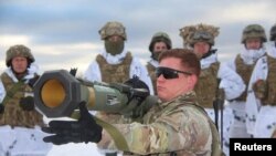 Az amerikai hadsereg kiképzői ukrán katonákat oktatnak az M141 Bunker Defeat Munition (SMAW-D) gránátvető használatára egy Lviv környéki lőtéren.