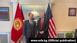 Бактыбек Аманбаевдин Майкл Кёртис менен жолугушуусу.