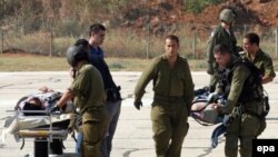 Ізраїльські військові перевозять до лікарні поранених учасників спроби прорвати блокаду Смуги Газа, Тель-Авів, 31 травня 2010