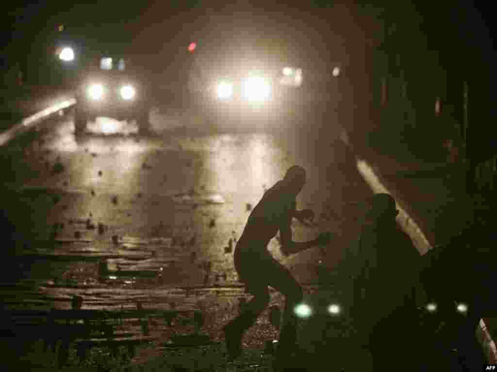 Палестински момчиња фрлаат камења врз израелската полиција во Ерусалим