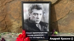 Борис Немцовдун элесине арналган элдик мемориалдагы сүрөт.