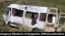 Микроавтобус после столкновения с грузовиком. 