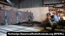 Лафет у реставраційному ангарі Національного заповідника «Хортиця»