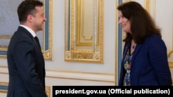 Володимир Зеленський та Анн Лінде обговорили безпекову ситуацію на сході та біля кордонів України, повідомляє Офіс президента