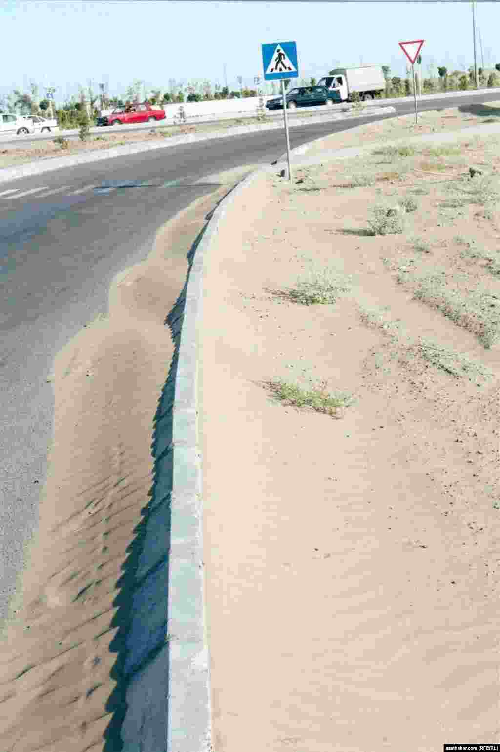 Участок трассы Ашхабад-Дашогуз, неподалеку от поселка Чоганлы.