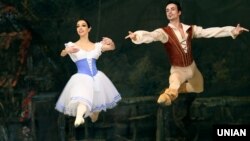 Народні артисти України, солісти Національної опери України Катерина Кухар (Жизель) та Олександр Стоянов (граф Альберт) у балеті «Жизель» Адольфа Адана 