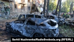 Російські обстріли все частіше руйнують цивільну інфраструктуру та призводять до численних жертв серед цивільного населення. На фото наслідки комбінованої атаки сил РФ на Київ, 23 червня 2025 року