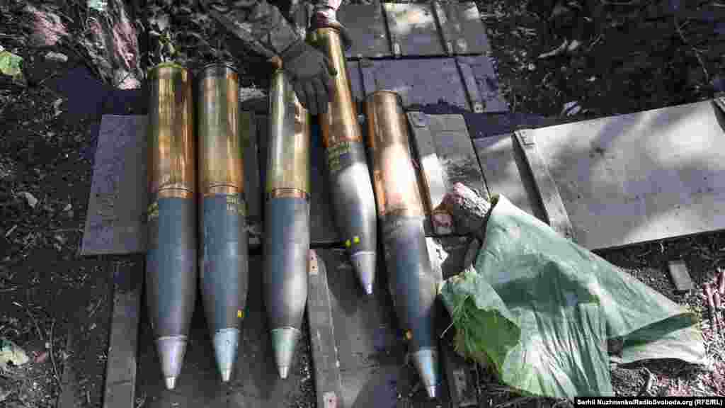 Egy ukrán katona 105 milliméteres lövedékeket készít elő.&nbsp;Ha Pokrovszk, amelynek egykor mintegy hatvanezer lakosa volt, elesik, Ukrajna kénytelen lesz visszavonulni Csasziv Jar felé, és a frontvonal közelebb kerül Kramatorszkhoz