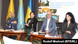 Про це Денис Чистіков (другий праворуч) розповів, виступаючи в Києві на щорічній звітній пресконференції Постійного представника президента в АРК