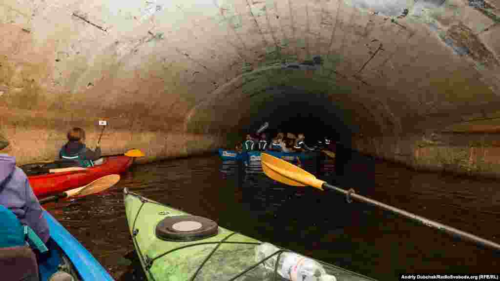 Спочатку стеля має близько п&rsquo;яти метрів над водою, але вже за 100 метрів від входу &ndash; до неї можна дістатися рукою, а далі тунель повністю занурюється під воду і переходить у підруслову ділянку довжиною до 500&nbsp;метрів