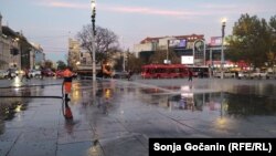 Uklanjanje crnog flora na beogradskom Trgu republike. 24. novembar 2024. 