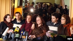 مادران سه کوهنورد آمریکایی دو هفته پیش به ایران سفر و با فرزندان خود که در ایران زندانی شده اند ملاقات کردند.