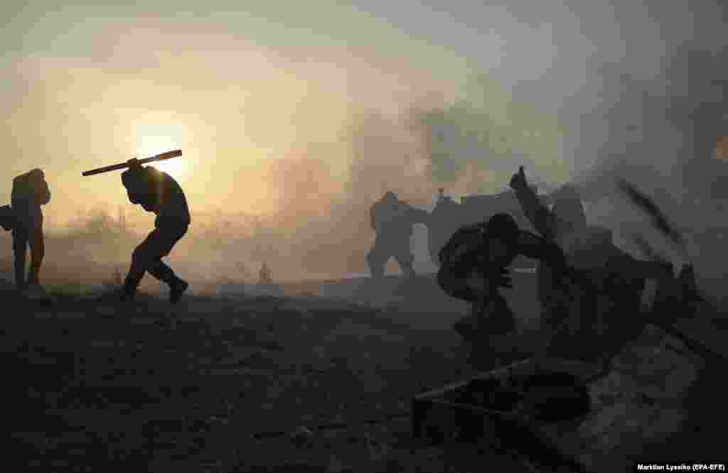 11 січня українські війська стріляють з гаубиці біля села Новолуганське на Донеччині, на тлі&nbsp; триваючих бойових дій з проросійськими бойовиками на Донбасі. (epa-EFE/Markiian Lyseiko)