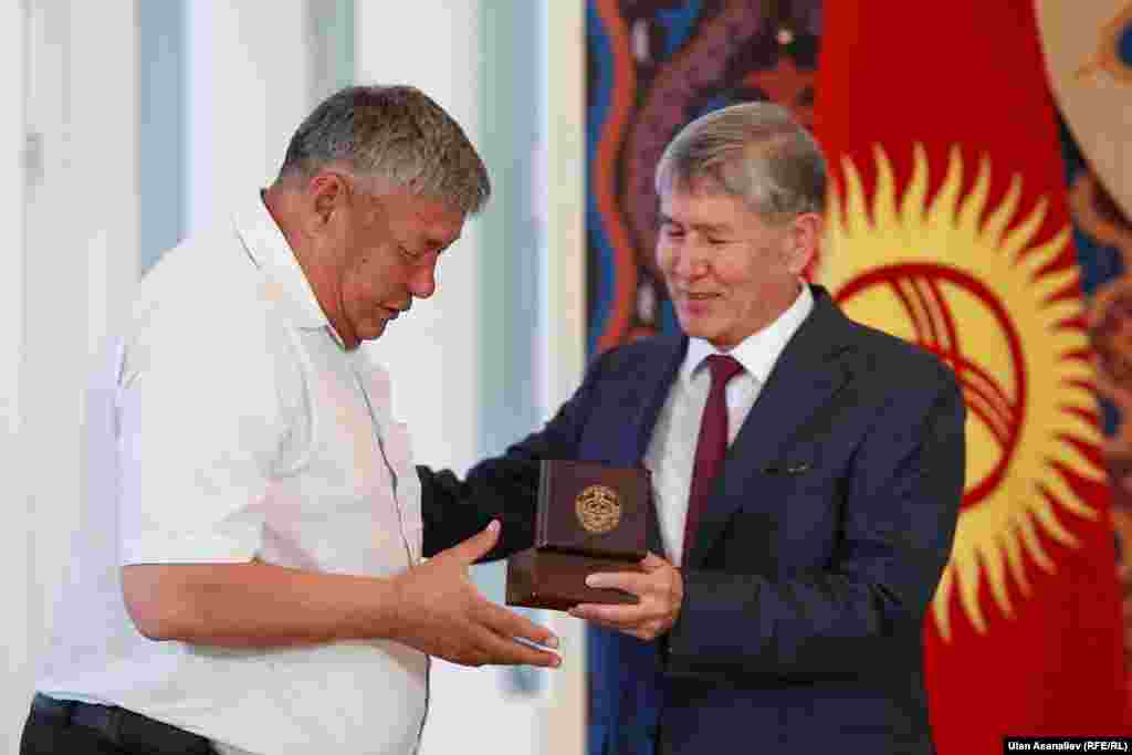 Курманбек Ахмедов. Во время событий организовал сбор и доставку продуктов питания на трех грузовых автомобилях из Ала-Буки в город Ош. На обратном пути привез более 700 студенток из Оша в Ала-Буку, подвергаясь обстрелам в Санпе. Три водителя были ранены. &nbsp;